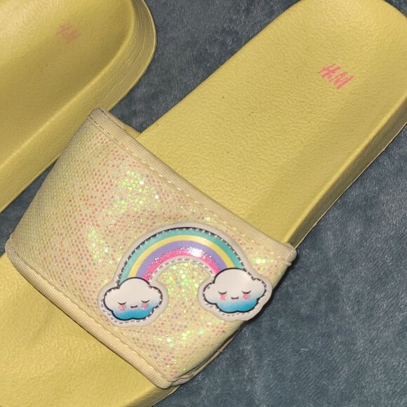 Girl's H&M flip flop sandals yellow w/ rainbow cloud emblems Size 34/35 - Picture 2 of 3